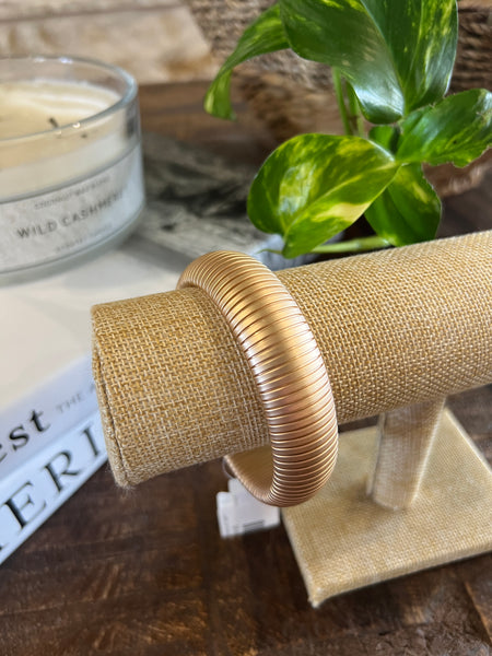 RIBBED METAL STRETCH BRACELET, MATTE GOLD