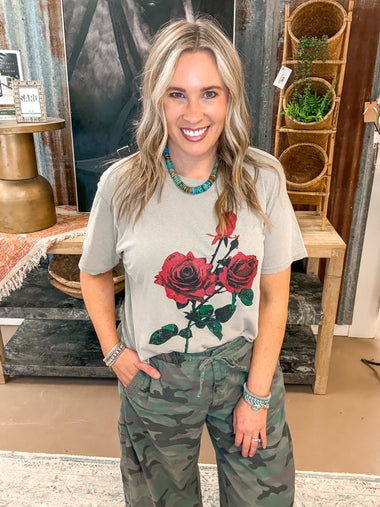 RAMBLIN' ROSE TEE, SAND