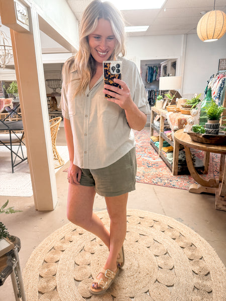 TAUPE SHORT SLEEVE BUTTON DOWN